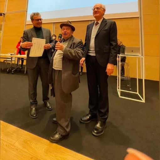 Due momenti (il secondo a fine articolo) della premiazione di Luigi Garrone