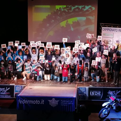 Foto di gruppo per i premiati del Motoclub Alfieri