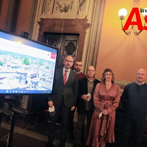 Il sindaco Maurizio Rasero con gli assessori Loretta Bologna e Gianfranco Imerito e i responsabili dell'agenzia che ha curato il sito (Ph. Merfephoto - Efrem Zanchettin)