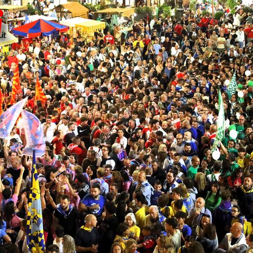 I colori del Palio invadono piazza San Secondo [GALLERIA FOTOGRAFICA E VIDEO]