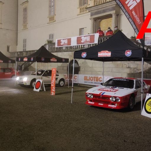 Alcune auto 'storiche' parcheggiate nel piazzale antistante il castello di Costigliole d'Asti