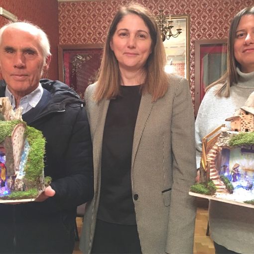 Il presepista Andrea Bruzzese con Anna Macchia e Anna Rabino