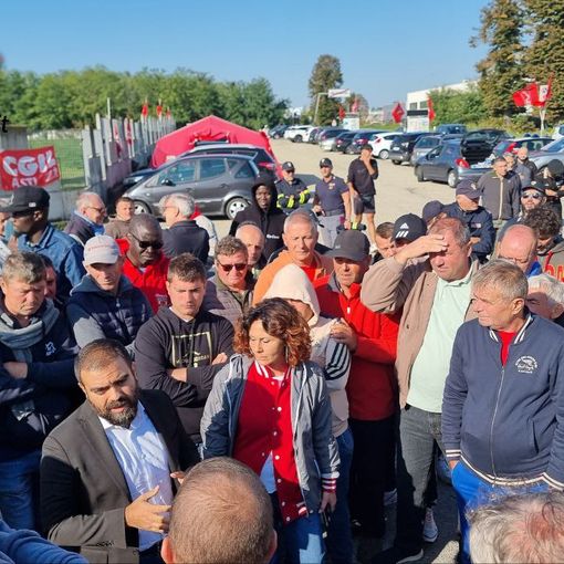 L'On. Grimaldi ritratto con gli operai ex Fortes in presidio davanti ai cancelli del macello
