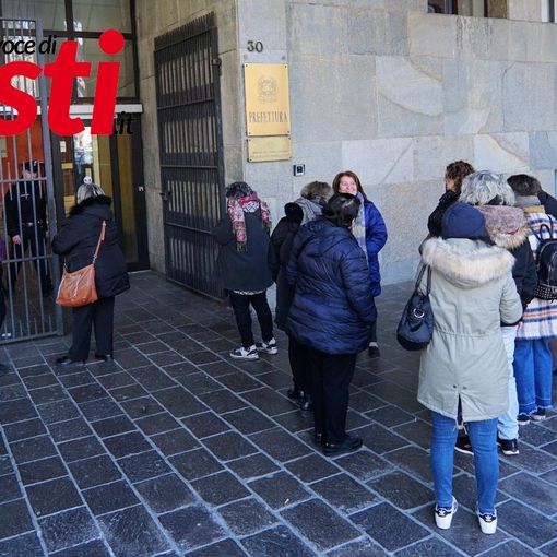 Alcune delle lavoratrici in presidio di fronte la Prefettura