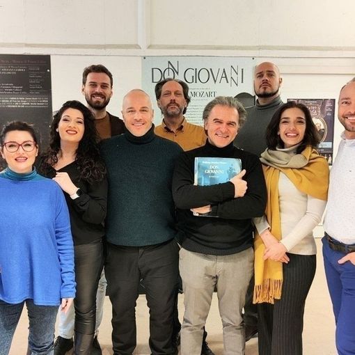 Foto di gruppo a margine delle prove del “Don Giovanni”. Sono ritratti, tra gli altri, il maestro concertatore e direttore Stefano Giaroli (con lo spartito), il regista Renato Buonajuto alla sua destra ed Enrico Iviglia (ultimo a destra)