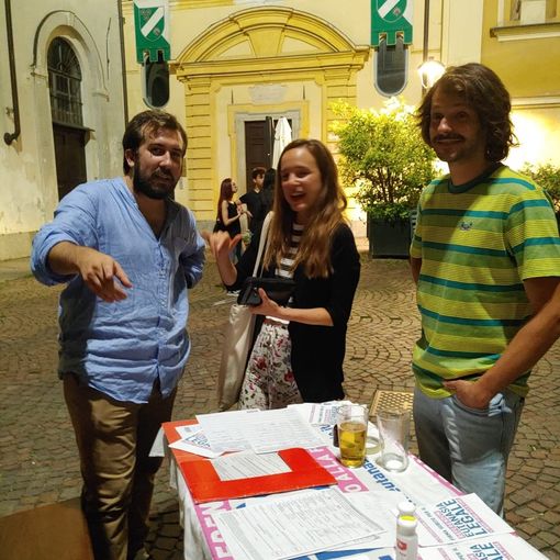 Il banchetto di raccolta firme per il referendum sull'eutanasia legale