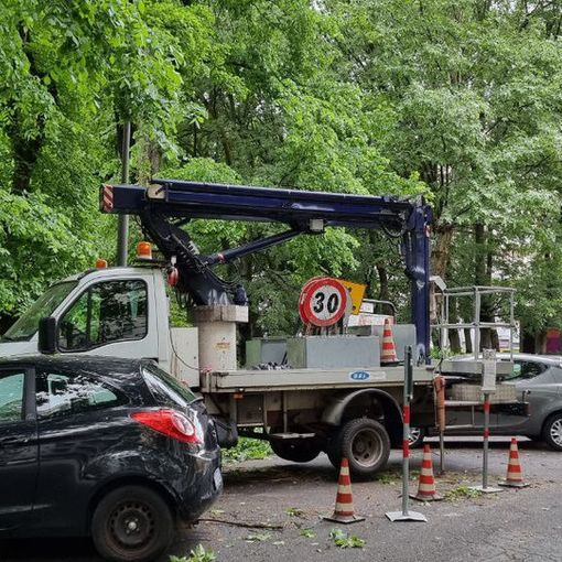 Asti: pioggia e vento fanno cadere ramo di albero in via Rosselli. Colpite due auto [FOTO]