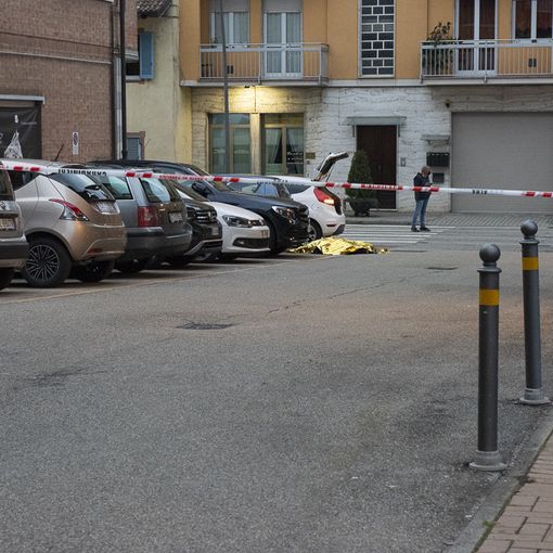 I rilievi dei carabinieri subito dopo la rapina. Sotto il telo, il corpo senza vita di uno dei rapinatori I rilievi dei carabinieri subito dopo la rapina. Sotto il telo, il corpo senza vita di uno dei rapinatori