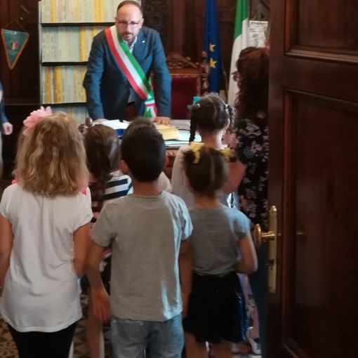 Il sindaco Rasero con alcuni bimbi