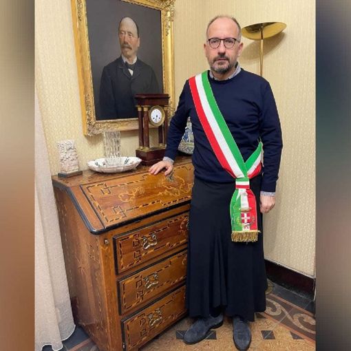 Il sindaco di Asti nella foto postata sui suoi profili social