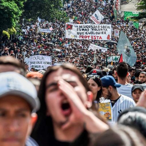 Un momento di una manifestazione nella capitale della Colombia (foto tratta dal sito di Amnesty International)