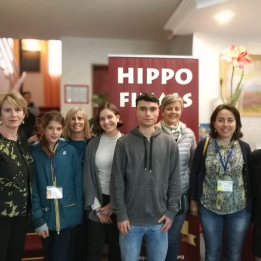 Riccardo con le altre studentesse della finale di Jesolo e la professoressa Sigismondi