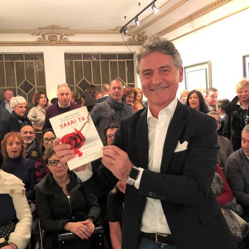 L'astigiano Roberto D'Angelo ieri, durante la presentazione del suo nuovo romanzo
