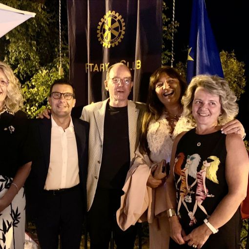 Al centro dell'immagine Roberto Daneo e il presidente Lions Club Luigi Florio