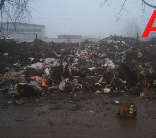 Macerie dopo un incendio al campo nomadi di via Guerra (immagine d'archivio)