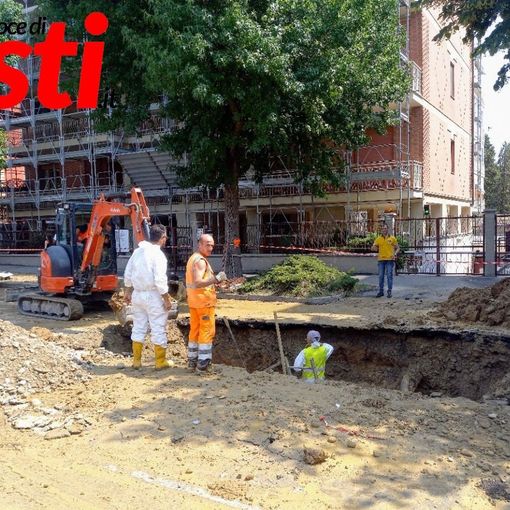 Operai al lavoro per il ripristino della tubatura rotta (ph. Merfephoto - Efrem Zanchettin)