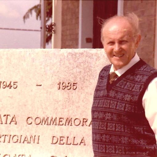 Giovanni Scagliola accanto alla stele che ricorda i partigiani della Tamietti (frazione Villata di Valfenera)