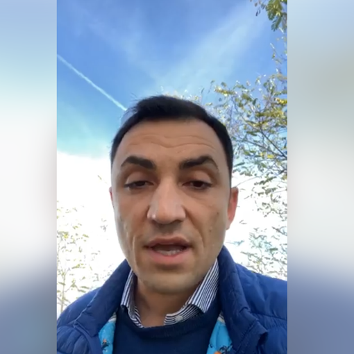 Il sindaco di Isola d'Asti, Micheal Vitello, durante un aggiornamento social