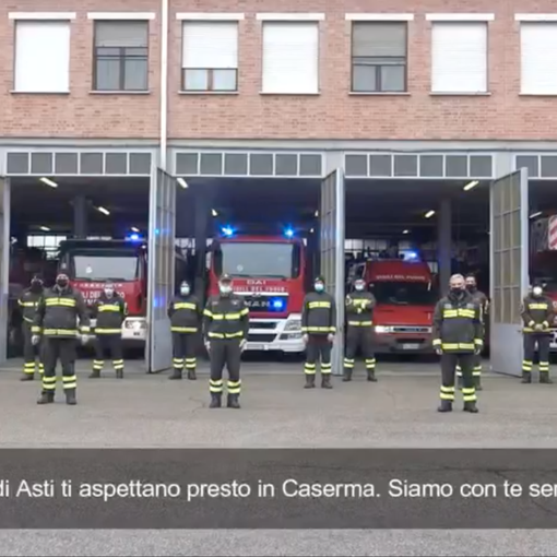 Sirene spiegate e applausi. Così i Vigili del Fuoco di Asti stanno vicino al collega in pensione ricoverato al Massaia (VIDEO)
