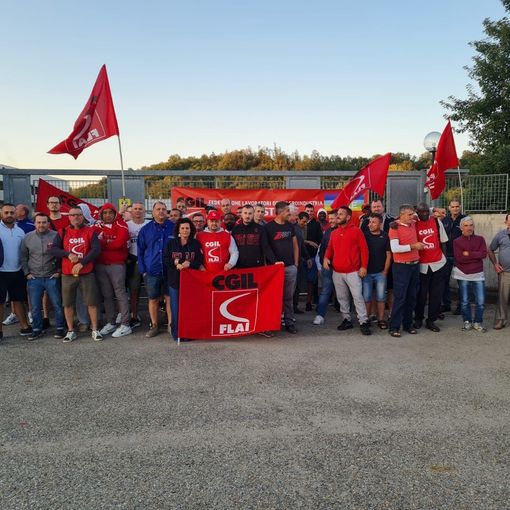 I lavoratori dell'azienda ritratti nel primo giorno di sciopero