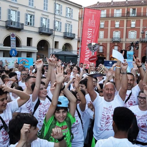 Alla StraAsti cinquemila persone intonano in coro &quot;Romagna Mia&quot; prima della partenza