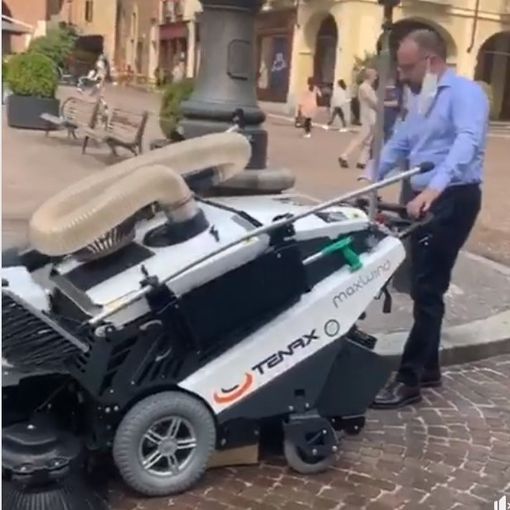 Un fermo immagine tratto dal video postato dal sindaco sul suo profilo Facebook