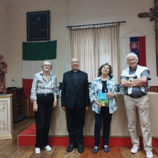 L'autrice e i relatori con il rettore del santuario
