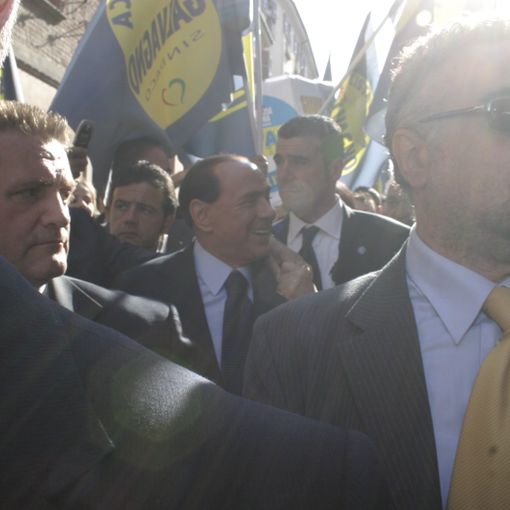 Berlusconi durante la sua visita ad Asti con la scorta e la Digos