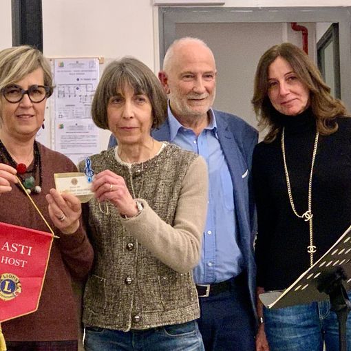 La consegna dell'oboe da parte della presidente Lions Simona Bottero