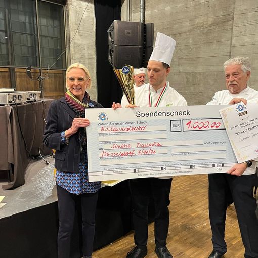 Immagini della premiazione tratte dalla pagina Facebook dell'Hotel Adler
