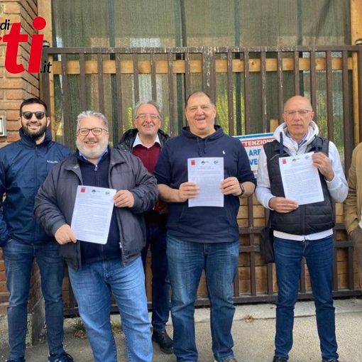 Foto di gruppo per gli esponenti sindacali a margine della conferenza stampa