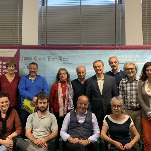 Un gruppo di sindaci e rappresentanti dei Comuni astigiani extra Unesco con il direttore del sito, Roberto Cerrato