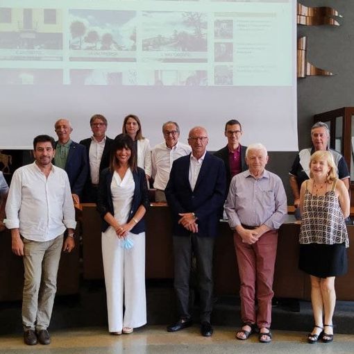 Foto di gruppo per i sindaci dei paesi aderenti al distretto commerciale del Mastodonte