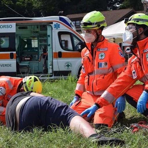 Operatori della Croce Verde di Asti impegnati in un soccorso (foto tratta dalla pagina Facebook dell'Ente)