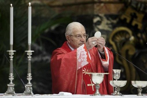 Monsignor Sodano ritratto durante una celebrazione religiosa (foto ANSA)