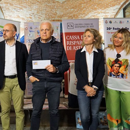 Un'immagine della consegna dei fondi all'associazione &quot;One More Life&quot;