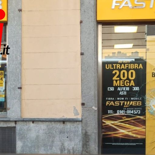 Tre immagini (le restanti due a fine articolo) della spaccata a danno del negozio Fastweb