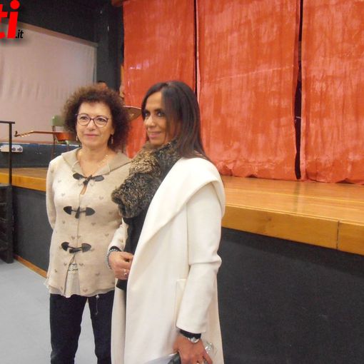 Silvana Nosenzo di Agar con la direttrice del carcere Giuseppina Piscioneri (I volti dei detenuti sono stati oscurati per motivi di sicurezza)