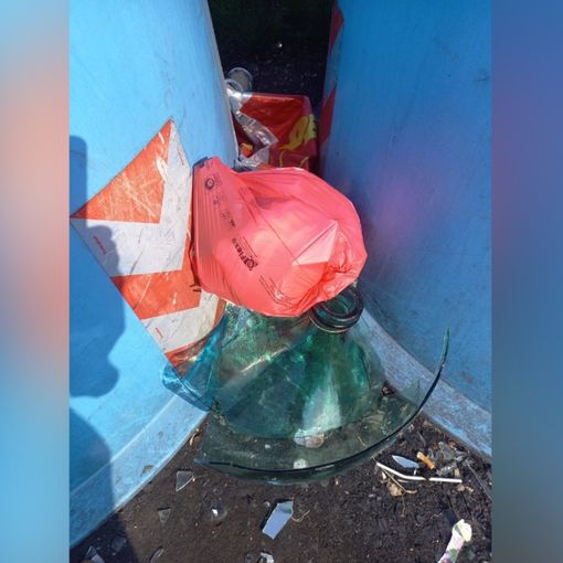 Abbandoni selvaggi in strada Valgera ad Asti, a volte anche mobili con scaffali e damigiane