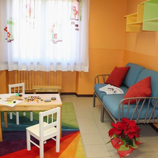 Uno scorcio della &quot;Stanza delle donne e dei bambini&quot; allestita presso la Questura di Asti