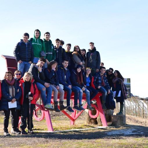 Gli studenti del Penna con Mariuccia Borio sulla &quot;big bench&quot; installata nei pressi della Cantina