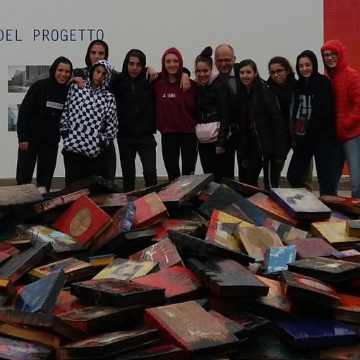 Gli studenti astigiani davanti all’installazione “Libriproibiti” insieme al curatore Ermanno Tedeschi