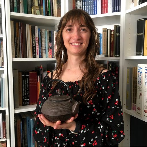 Francesca Busa con una teiera giapponese in ghisa