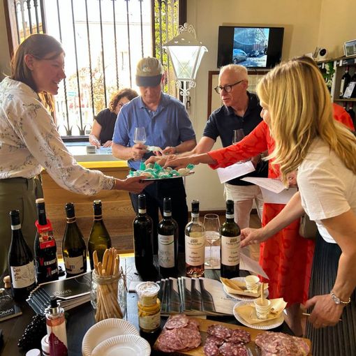 Tour enogastronomico nel Piemonte: i turisti svedesi sperimentano l'eccellenza locale presso Tomedo ad Asti [GALLERIA FOTOGRAFICA]
