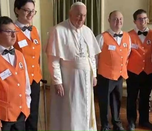 Ragazzi e ragazze dell'Albergo Etico in posa con Papa Francesco in occasione della sua visita ad Asti