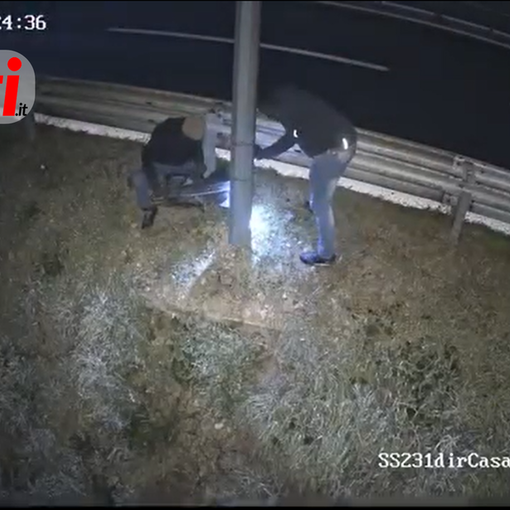 Un fermo immagine tratto dal video del taglio avvenuto sulla tangenziale di Asti la notte tra il 23 e il 24 dicembre