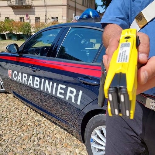 Minacciava mamma e sorella con un coltello, fermato ricorrendo all'uso del taser