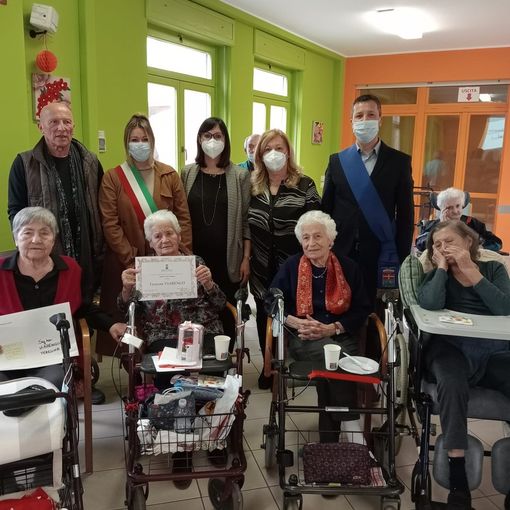 La neo centenaria con i parenti, il consigliere provinciale Davide Migliasso e l’assessore del Comune di Asti Loretta Bologna.