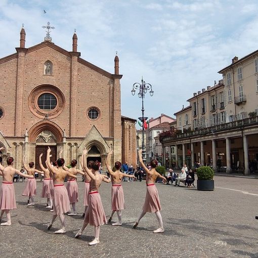 Il flash mob in piazza San Secondo