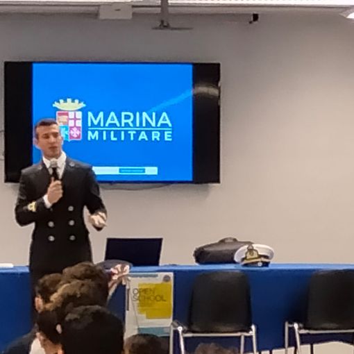 Todaro ritratto nel corso dell'incontro con gli studenti dell'Artom